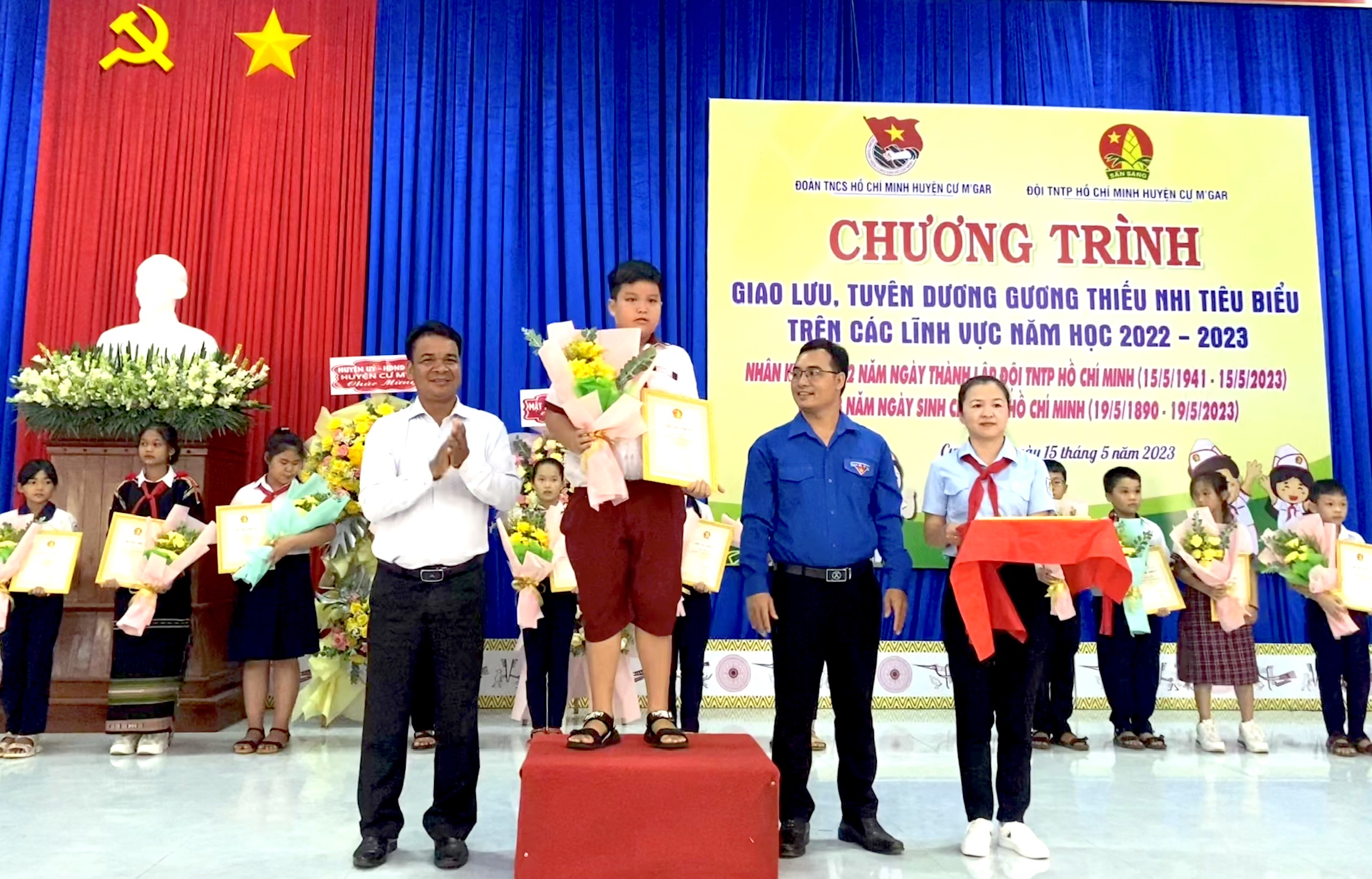 Huyện CưMgar giao lưu, tuyên dương gương thiếu nhi  tiêu biểu trên các lĩnh vực năm học 2022-2023
