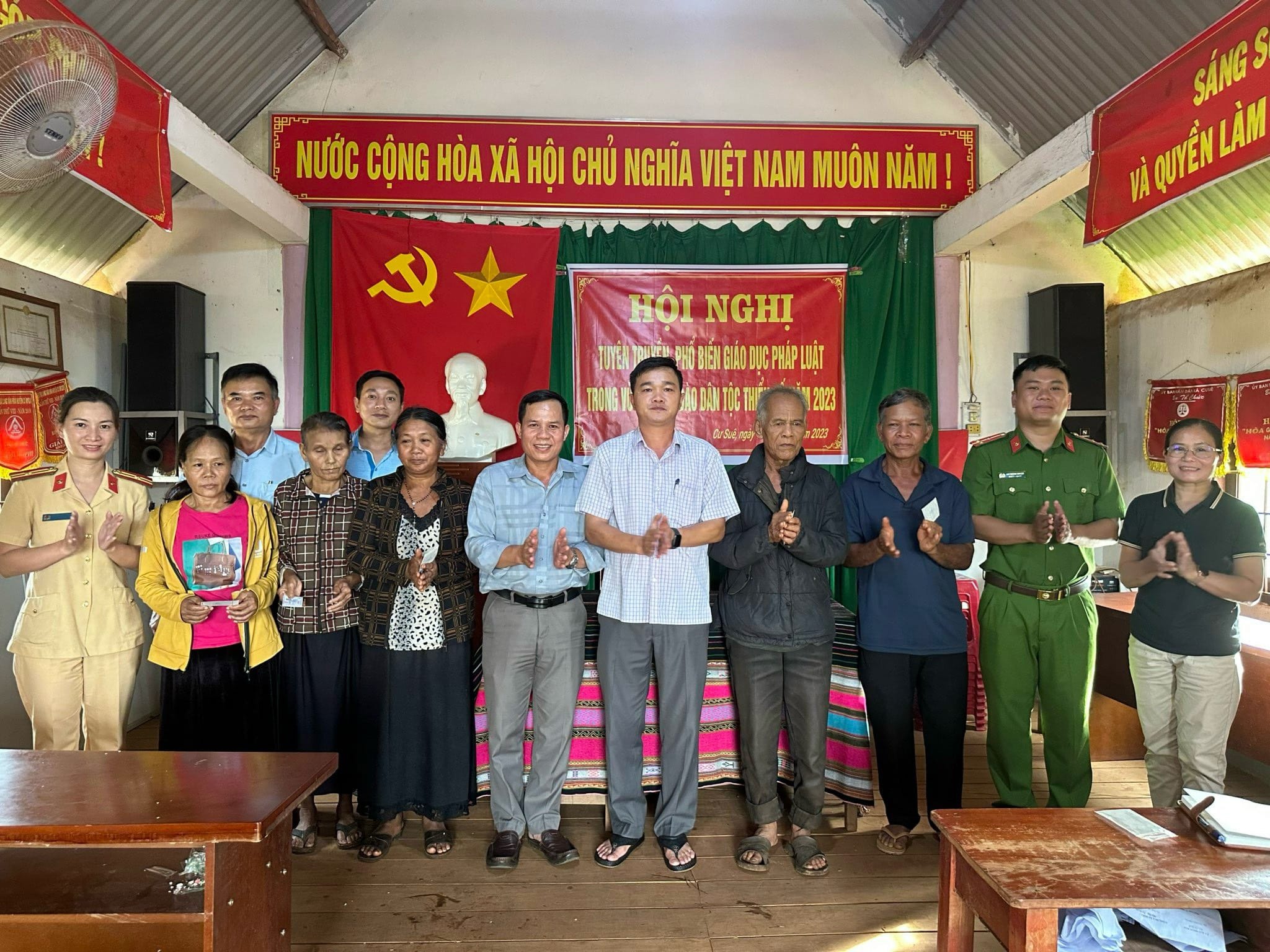 Trao tặng thẻ BHYT cho học sinh và nhân dân có hoàn cảnh khó khăn trên địa bàn xã Cư Suê
