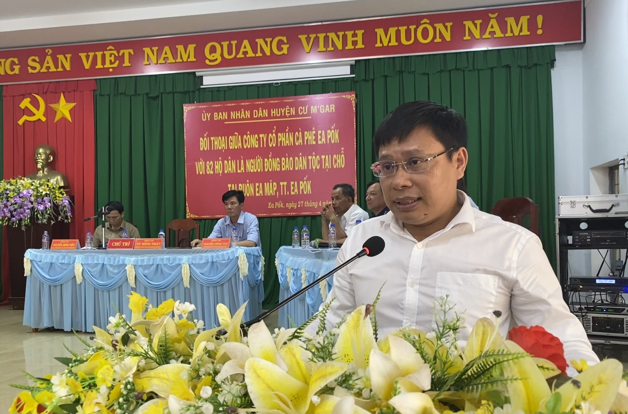 Lãnh đạo huyện Cư M’gar đối thoại với đồng bào dân tộc thiểu số buôn Ea Mấp