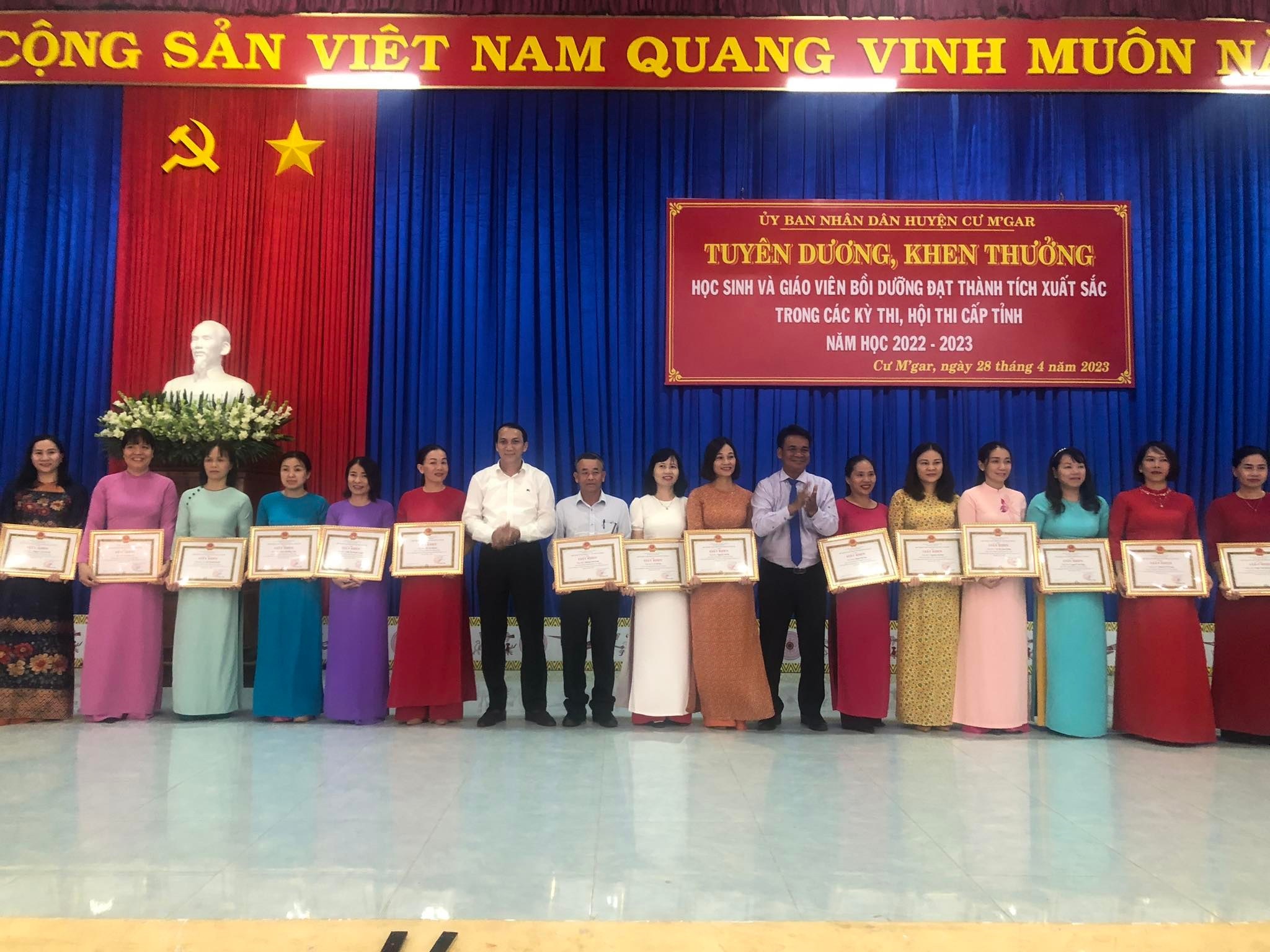 HUyện CưMgar tuyên dương học sinh giỏi trong các kỳ thi cấp tỉnh năm học 2022-2023