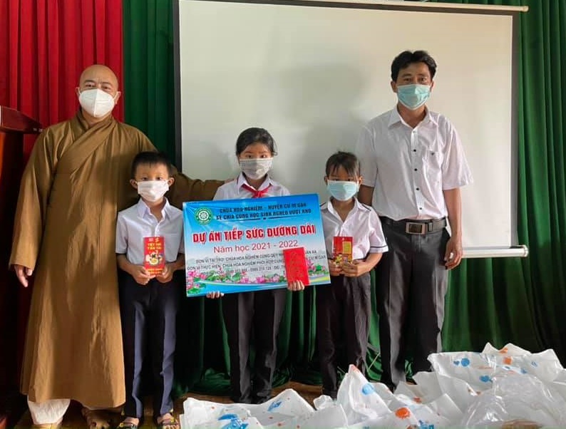 Chùa Hoa Nghiêm với dự án “tiếp sức đường dài”, hỗ trợ cho học sinh có hoàn cảnh khó khăn đến trường