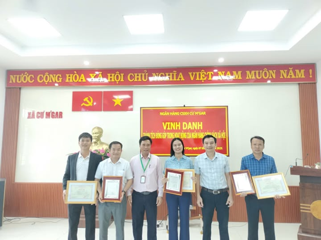 Phòng giao dịch NHCSXH Cư M’gar tổ chức vinh danh cho các đồng chí nguyên là thành viên Ban đại diện NHCSXH huyện Cư M’gar