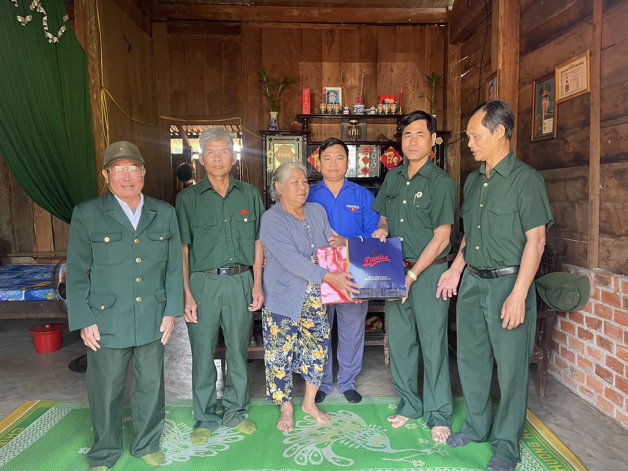 Hội Cựu Thanh niên xung phong xã Cư M’gar trao quà cho hội viên