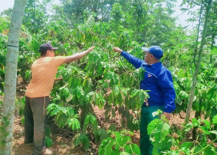 Đoàn thanh niên xã Cư M’gar thực hiện công tác kiểm tra, giám sát việc cho vay vốn tín dụng Ngân Hàng Chính Sách xã hội