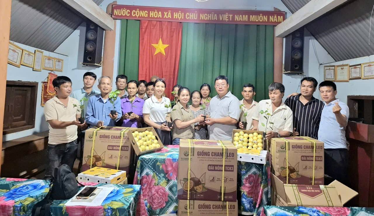 TRAO CÂY GIỐNG VÀ VẬT TƯ, MỞ RA TRIỂN VỌNG PHÁT TRIỂN KINH TẾ CHO NÔNG DÂN BUÔN DRANG