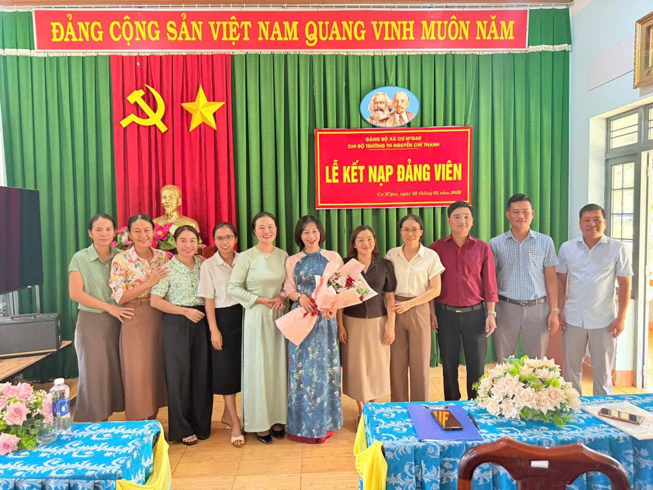 CHI BỘ TRƯỜNG TIỂU HỌC NGUYỄN CHÍ THANH TỔ CHỨC LỄ KẾT NẠP ĐẢNG VIÊN MỚI