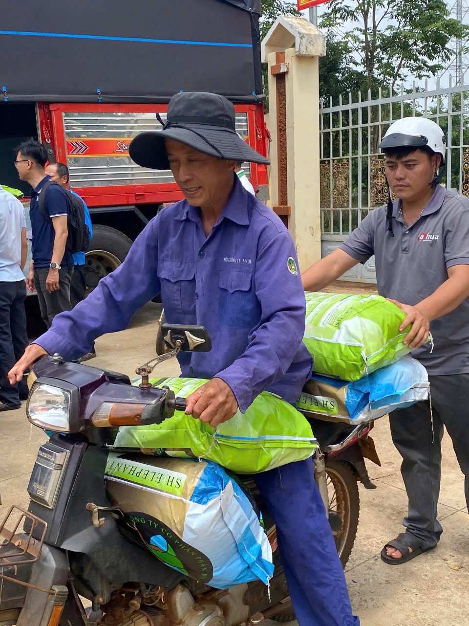 PHỐI HỢP CẤP PHÁT 15 TẤN PHÂN BÓN HỮU CƠ HỖ TRỢ NÔNG DÂN PHÁT TRIỂN CÀ PHÊ BỀN VỮNG