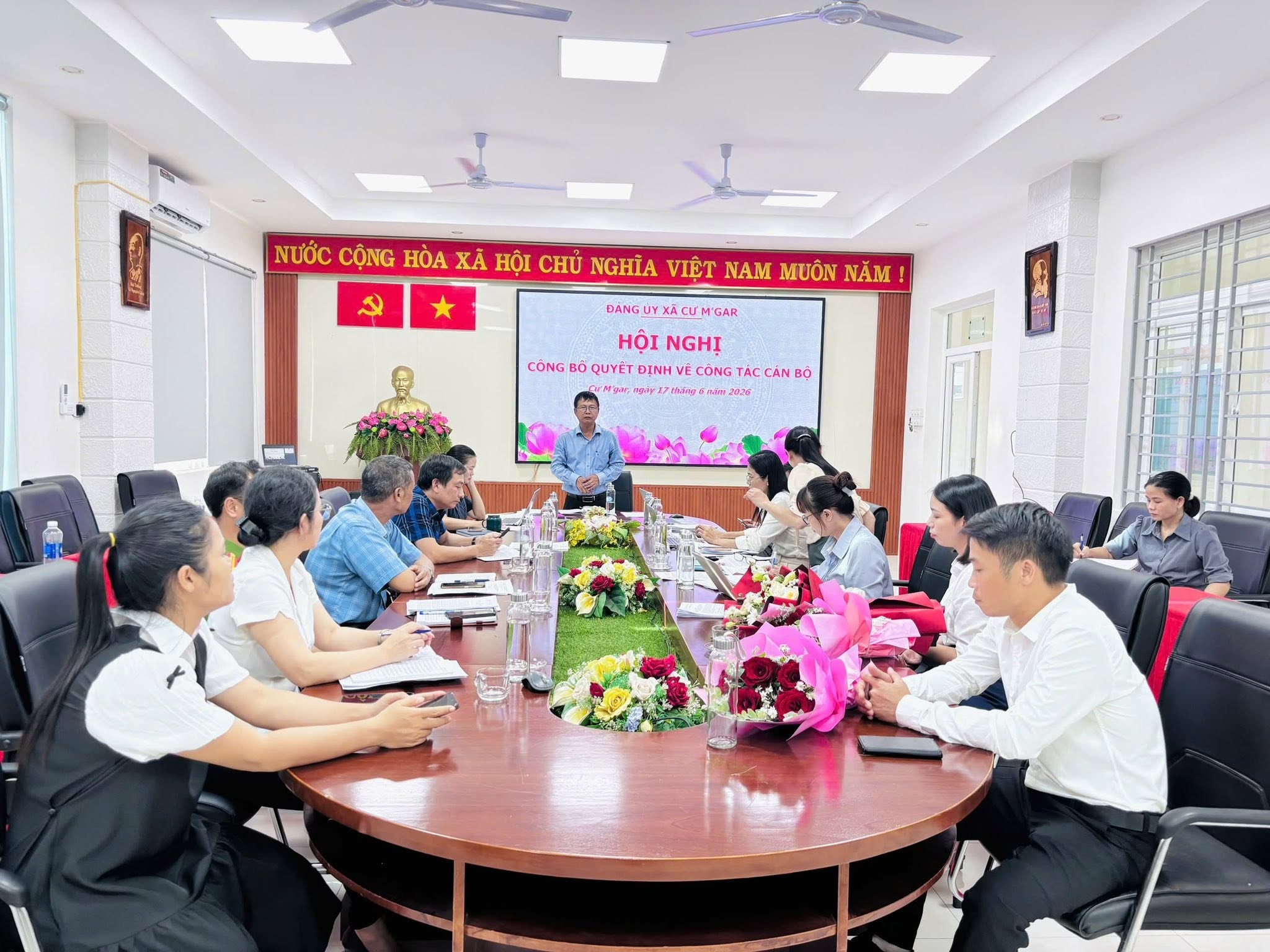 ĐẢNG ỦY XÃ CƯ M’GAR: TỔ CHỨC HỘI NGHỊ CÔNG BỐ QUYẾT ĐỊNH VỀ CÔNG TÁC CÁN BỘ