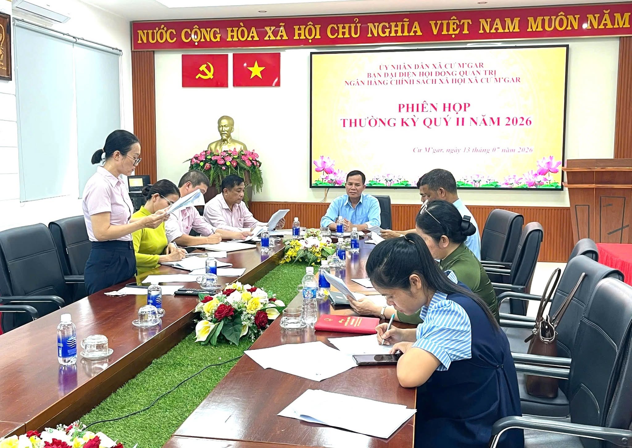 BAN ĐẠI DIỆN HỘI ĐỒNG QUẢN TRỊ NGÂN HÀNG CSXH XÃ CƯ M’GAR TỔ CHỨC PHIÊN HỌP THƯỜNG KỲ QUÝ II NĂM 2026
