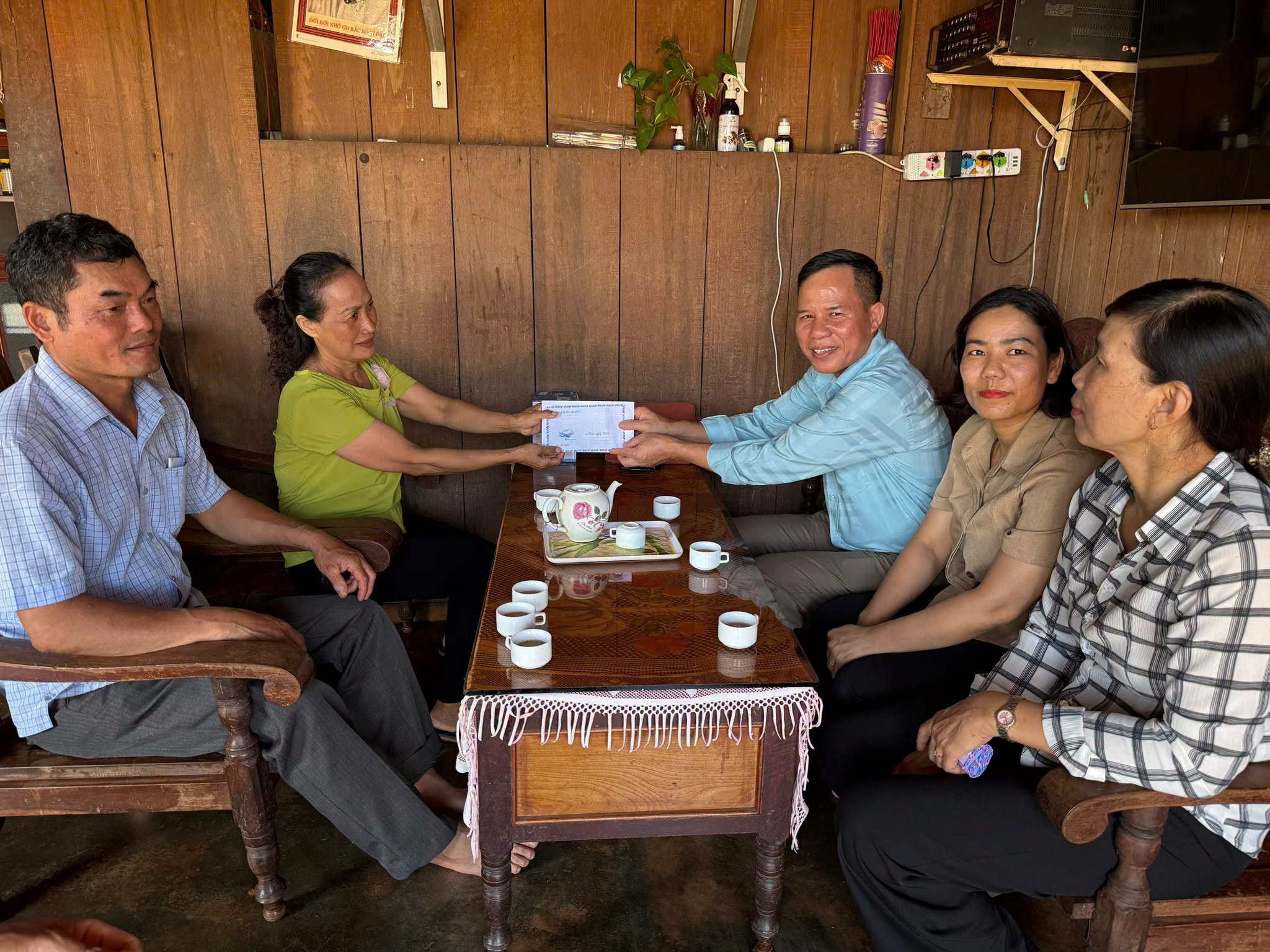 ĐỒNG CHÍ PHAN XUÂN LỰC - CHỦ TỊCH UBND XÃ CƯ M’GAR THĂM, TẶNG QUÀ GIA ĐÌNH CHÍNH SÁCH NHÂN KỶ NIỆM 79 NĂM NGÀY THƯƠNG BINH - LIỆT SĨ
