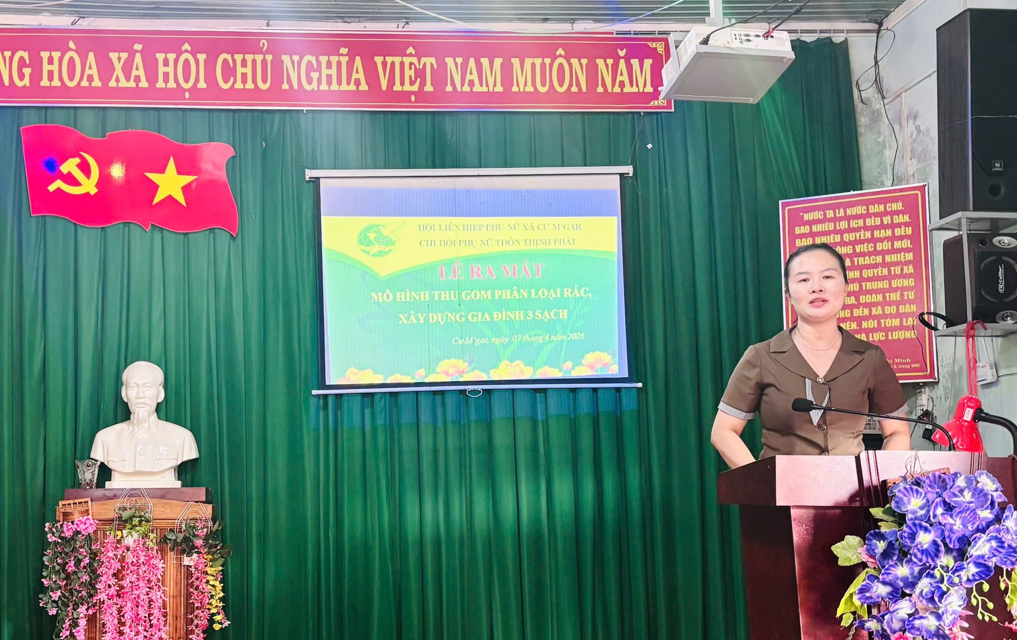 HỘI LHPN XÃ CƯ M’GAR: RA MẮT MÔ HÌNH “PHỤ NỮ THỰC HÀNH THU GOM, PHÂN LOẠI RÁC, XÂY DỰNG GIA ĐÌNH 3 SẠCH” TẠI THÔN THỊNH PHÁT