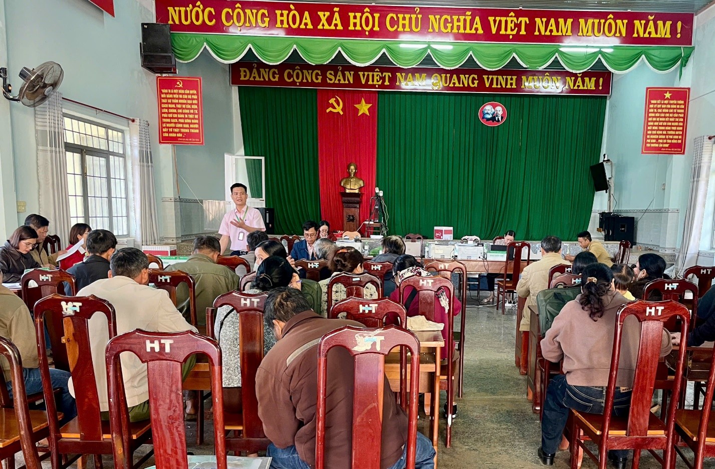 Phòng giao dịch Ngân hàng Chính sách xã hội Cư M’gar đẩy mạnh công tác cho vay hộ nghèo và các đối tượng chính sách khác góp phần giảm nghèo, đảm bảo an sinh-an ninh trật tự xã hội trên địa bàn xã