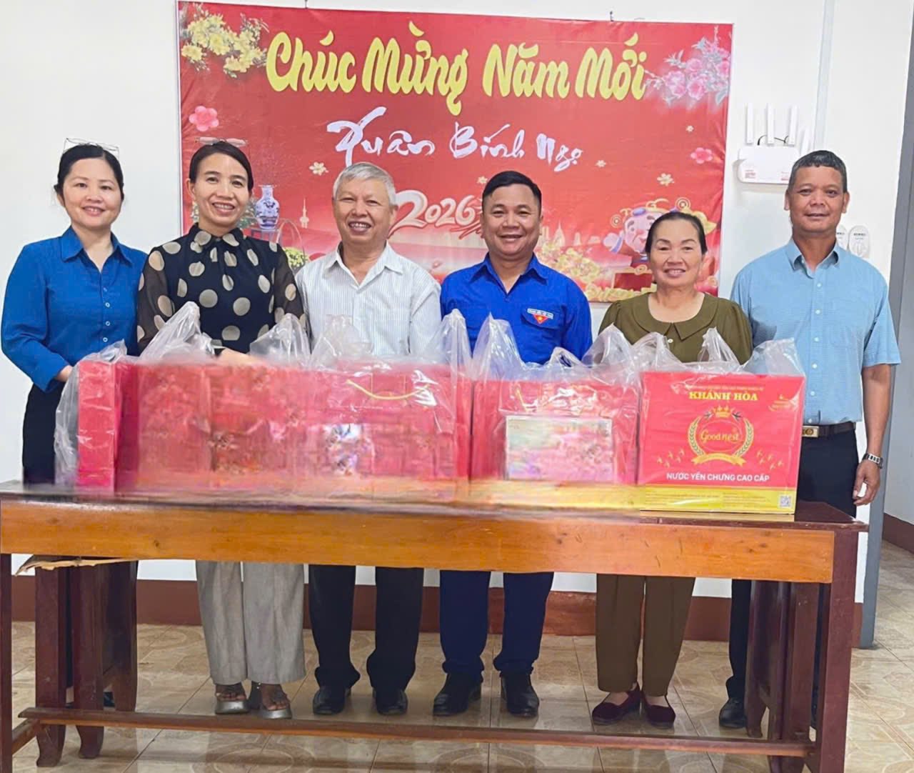 THĂM, TẶNG QUÀ NGƯỜI CAO TUỔI KHÓ KHĂN TRƯỚC THỀM ĐẠI HỘI