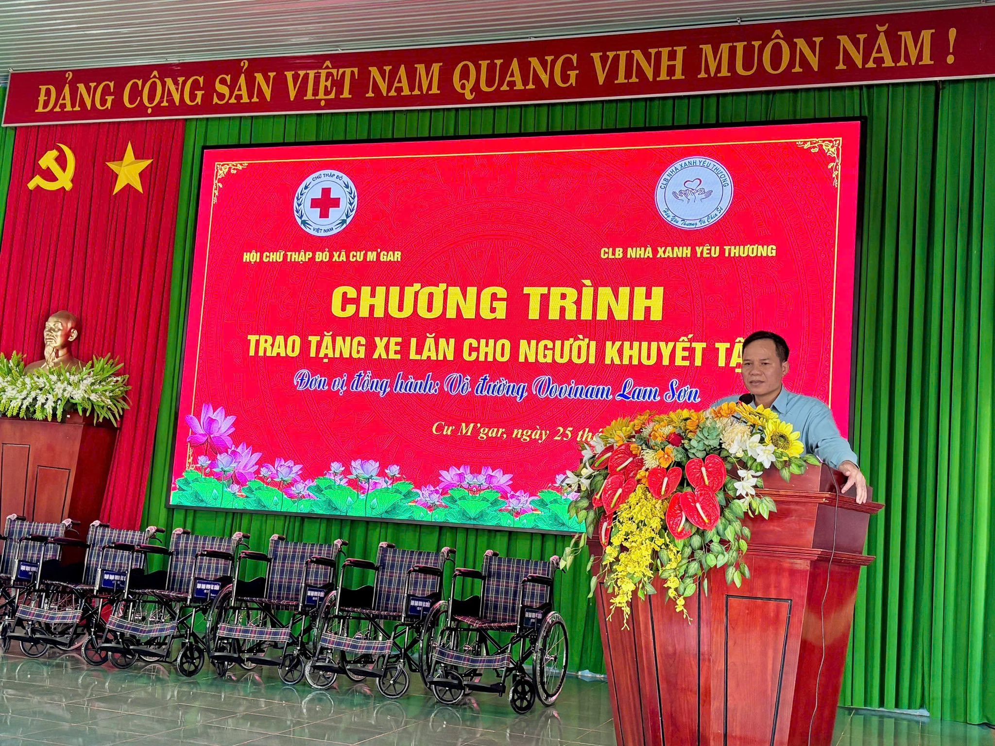 HỘI CHỮ THẬP ĐỎ XÃ CƯ M’GAR TỔ CHỨC TRAO TẶNG XE LĂN CHO NGƯỜI KHUYẾT TẬT